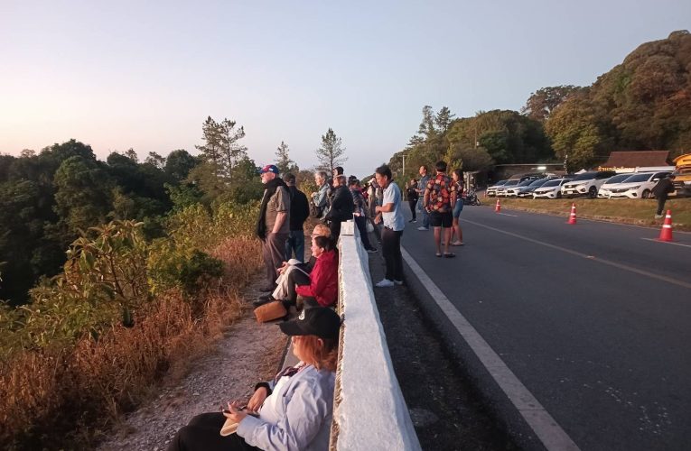 บนดอยอินทนนท์ ยังคงหนาวอยู่ ต่ำสุดที่ยอดดอย 8 องศา นักท่องเที่ยวยังคงเดินทางขึ้นมาสัมผัสอากาศหนาวต่อเนื่อง