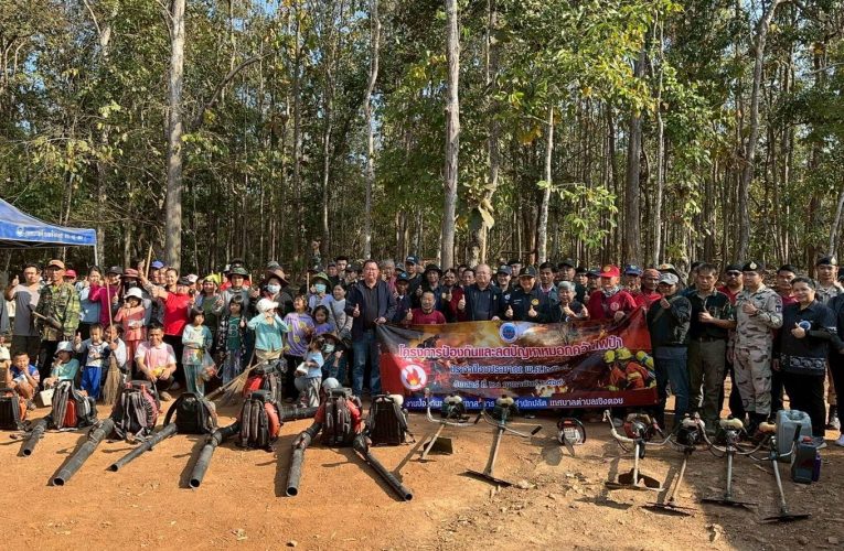 นายอำเภอหญิงแกร่่ง ดอยสะเก็ด จังหวัดเชียงใหม่เปิดโครงการป้องกันและลดปัญหาหมอกควัน และไฟป่า ,ทำแนวป้องกันไฟช่วงฤดูร้อน