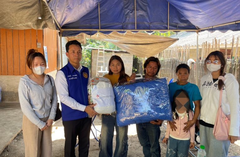 มอบถุงยังชีพกาชาดให้ญาติผู้เสียชีวิต