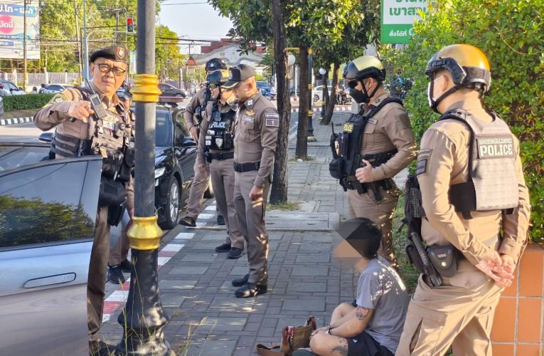 รวบหนุ่มเมายาเสพติดฟุบหลับในรถจอดเขตห้ามจอดชั่วโมงเร่งด่วนค้นเจอยาเเสพติด(ยาเค)นำตัวดำเนินคดี