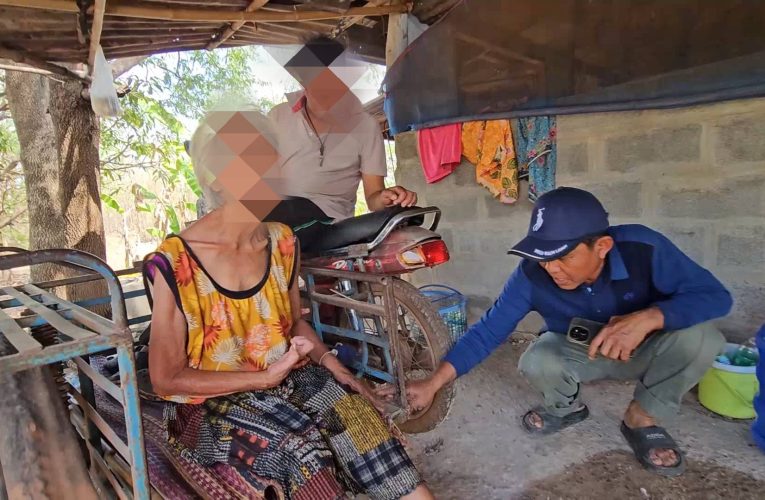 สุดรันทดหนุ่มดาวน์ซินโดมเลี้ยงดูแม่พิการตามลำพังหลังชาวบ้านลือแม่เป็นปอบ