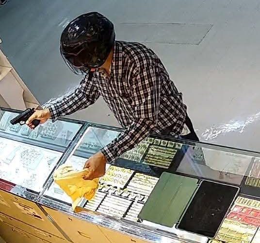 นครปฐม-คนร้ายควงปืนบุกเดี่ยว ชิงทองร้านในห้างดังกว่า 20 เส้น มูลค่า 3 ล้านบาท