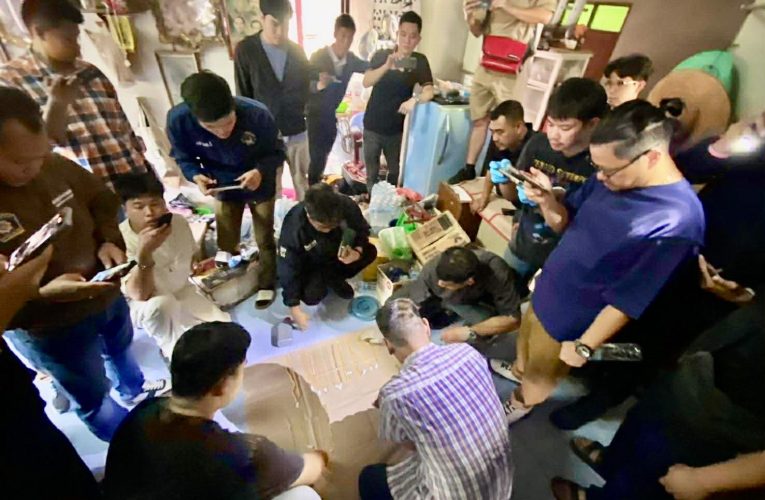 นครปฐม-รวบแล้วโจรควงปืนชิงทองห้างดังนครปฐม ได้ของกลางคืนครบ 23 เส้น