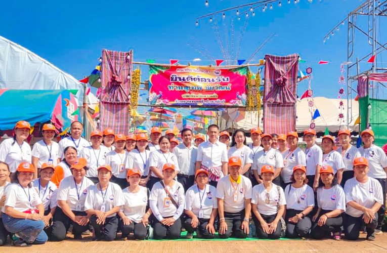 สระแก้ว – พลังบุญหลั่งไหล! ปลัดจังหวัดสระแก้วนำจิตอาสากว่า 200 คน ร่วมทอดผ้าป่ามหากุศล บ้านทรัพย์ประเสริฐ