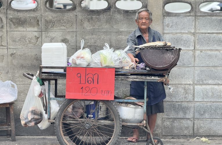 คุณตาวัย 73 ปี ขายปลาเผา เศร้าถูกหลอกแลกเงิน เชิดปลาเผา 3 ตัว เงินสดอีก 980 บาท