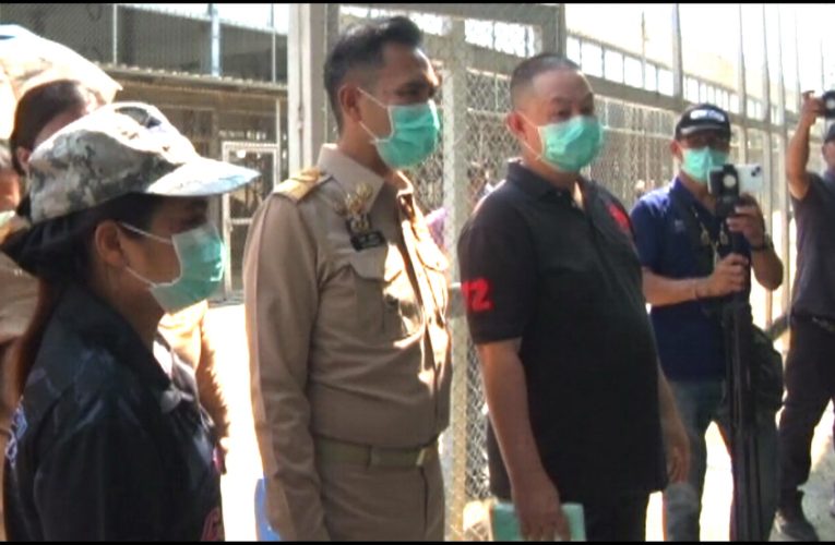 ข่าว…พ่อเมืองลพบุรีพบประชาชนที่ได้รับผลกระทบจากลิงที่ย้ายไปดูแลที่ใหม่