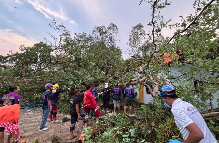 จังหวัดหนองคาย: สลด! พายุฤดูร้อนพัดถล่มอำเภอโพนพิสัย ทำให้ต้นกระบกขนาดใหญ่ อายุกว่า 200 ปี ล้มทับบ้านเด็กชายวัย 4 ขวบ เสียชีวิตคาที่
