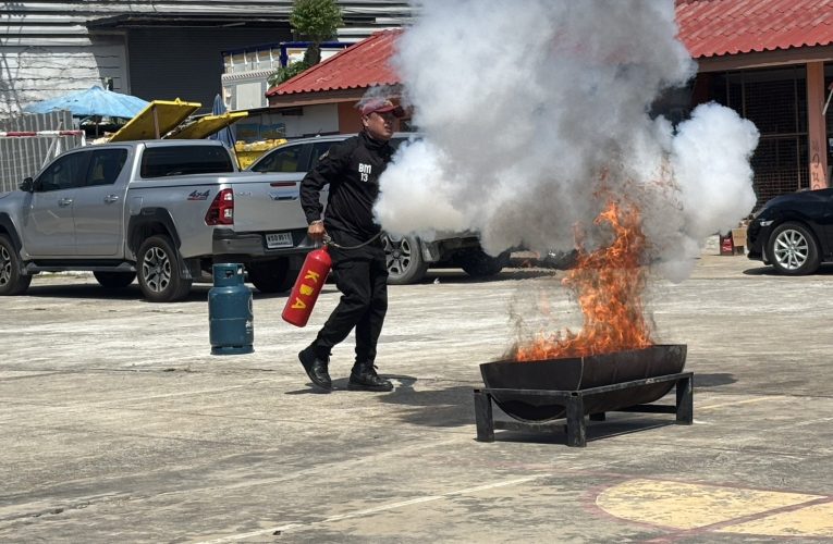 สมุทรปราการ บริษัท ปตท.จำกัดจัดกิจกรรมการอบรมความปลอดภัยในการใช้ก๊าซหุงต้มในครัวเรือนให้กับผู้นำและประชาชนในพื้นที่ถนน สป.4002