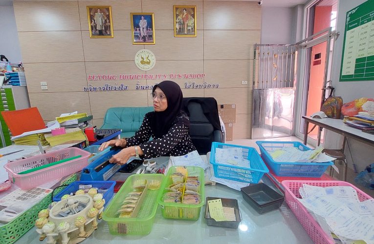 ยะลาร้านทอง โรงจำนำ คึกคักหลังทองปรับขึ้นคนแห่ขายซื้อทองคำแท่งรูปพรรณหวังเก็งกำไรเชื่อปรับขึ้นอีกเหตุสู้รบตะวันออกกลาง