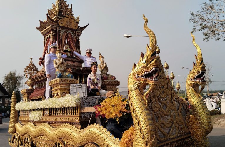 จังหวัดน่านจัดขบวนแห่เครื่องราชสักการะอย่างยิ่งใหญ่ ในงานประเพณีหกเป็งนมัสการพระมหาธาตุเจ้าภูเพียงแช่แห้ง ประจำปี 2569