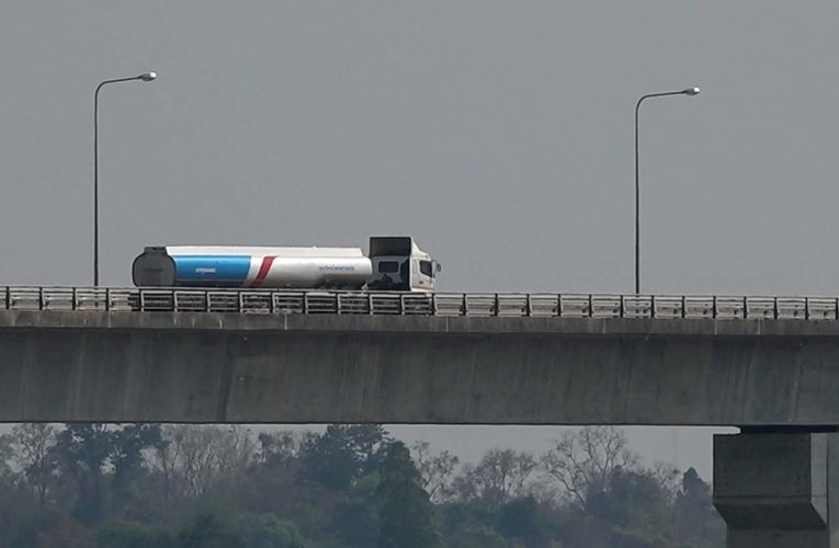 มุกดาหาร ส่งออกน้ำมันไป สปป ลาว ได้ตามปกติ