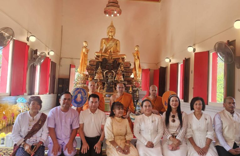 สาธุชนร่วมพิธีอุปสมบทหลานชาย ประธาน กต.ตร.สภ.เมืองพัทยา ที่วัดเขาบุญมี