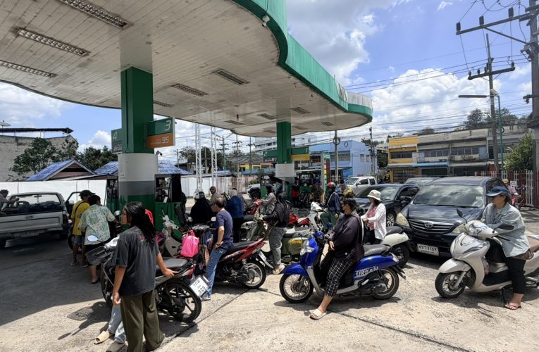 ยะลาชาวเบตงตื่นแห่เติมน้ำมันล้นปั๊มหลังเกิดสู้รบตะวันออกกลาง หวั่นขาดแคลนราคาพุ่งสูง