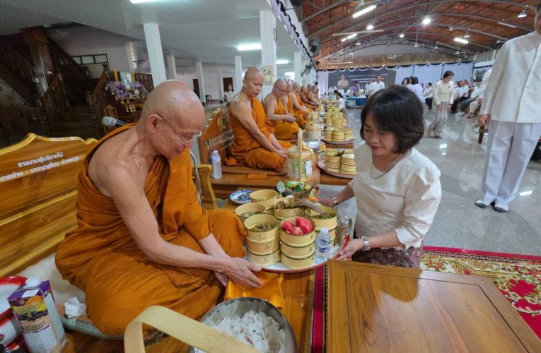 จังหวัดระยอง นำประชาชนชาวจังหวัดระยอง ร่วมทำบุญตักบาตร เนื่องในวันมาฆบูชา ประจำปี 2569 และชวนเวียนเทียนในช่วงเย็น เพื่อความเป็นสิริมงคลแก่ชีวิต