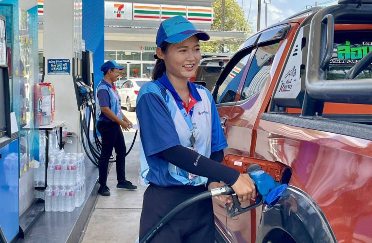 จ.จันทบุรีชาวบ้านแห่นำรถออกเติมน้ำมันแน่นปั๊ม ชาวสวนหวั่นน้ำมันขาดตลาดซื้อถังน้ำมันสำรองเข้าสวน ขณะที่ปั๊มน้ำมันขอ งด จำหน่ายน้ำมันใส่ถังชั่วคราว