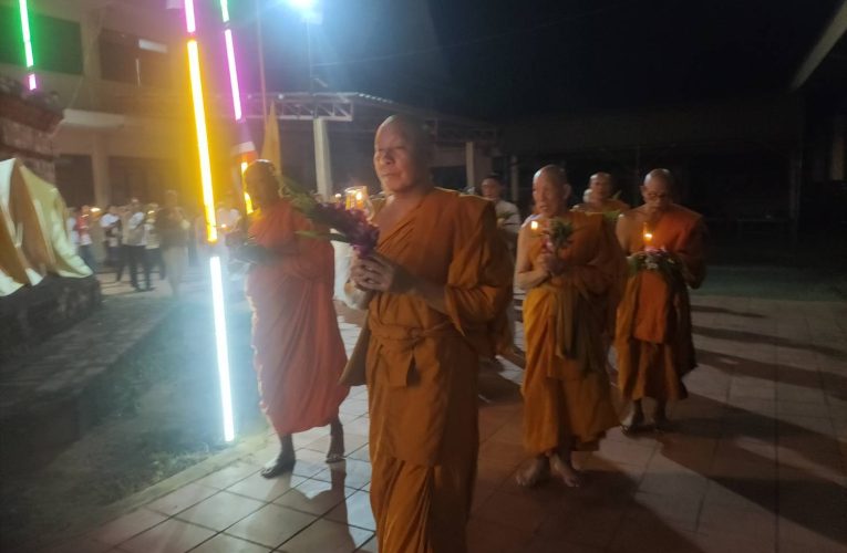 พุทธศาสนิกชน ประชาชน ต.เจดีย์หัก อ.เมือง จ.ราชบุรี บำเพ็ญกุศลเวียนเทียน ถวายเป็นพุทธบูชาเนื่องในวันมาฆบูชา.