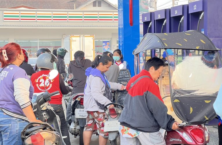 แห่เติมน้ำมันจนเกลี้ยงปั๊ม