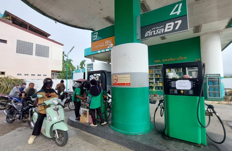 ยะลาชาวบ้านและกลุ่มเกษตรกรแห่เข้าคิวเติมน้ำมันหวั่นสงครามในอิหร่านบานปลายหลังปิดช่องแคบฮอร์มุซ