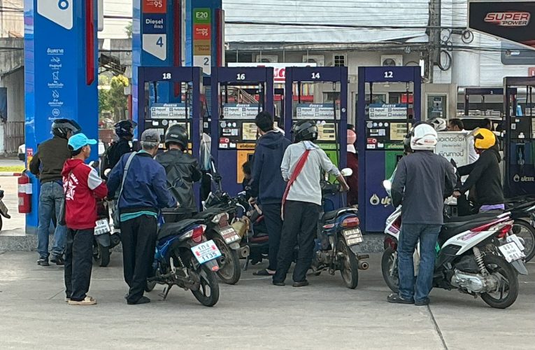 แม่ฮ่องสอน ปตท.ยันน้ำมันเพียงพอแต่ติดปัญหาการเดินทางของรถน้ำมัน