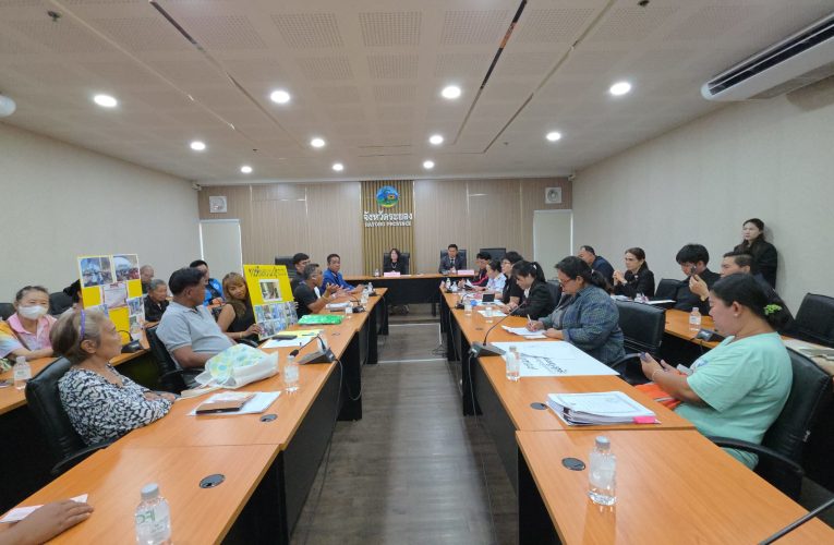 “ทนายรณรงค์ แก้วเพ็ชร์” ประธานมูลนิธิทวงคืนความยุติธรรมในสังคม พาชาวบ้านทายาทผู้เสียชีวิต บุกศาลากลาง จ.ระยอง ร้องผู้ว่าฯ ทวงเงินบุพการี หลังส่งเงินหวังเป็นค่าทำศพกลับถูกโกงสูญเงินหลายล้านบาท