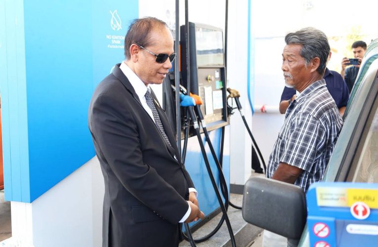 ผู้ว่าฯ ประจวบฯ ลงพื้นที่ตรวจปั๊มน้ำมัน ยืนยันน้ำมันมีเพียงพอ ไม่ต้องกักตุน สั่งคุมเข้มฉวยโอกาสขึ้นราคา