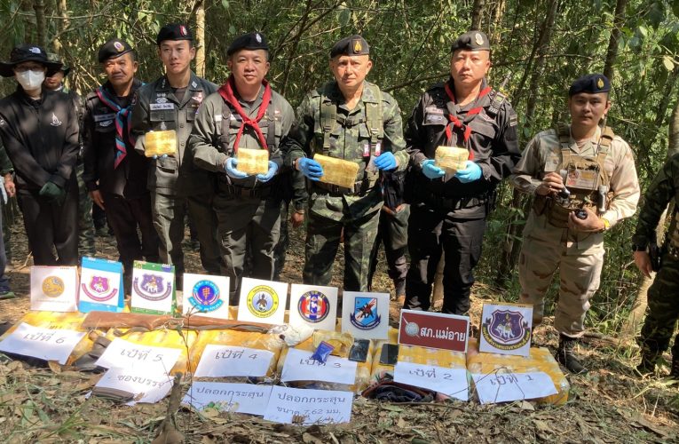 อำเภอแม่อาย จังหวัดเชียงใหม่ปะทะกลุ่มขนยาบ้าทิ้งหกแสนเม็ดดับ4ศพ