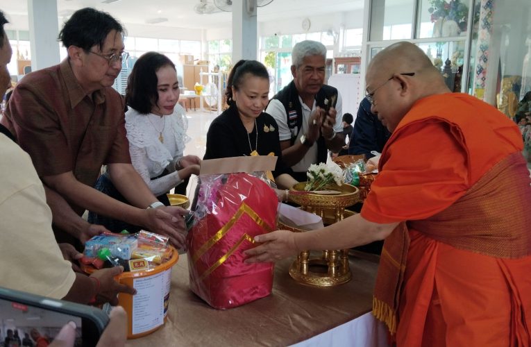สื่อมวลชนจังหวัดน่านร่วมประกอบพิธีทำบุญอุทิศส่วนกุศลแก่สื่อมวลชนที่ล่วงลับ เนื่องในวันสื่อสารมวลชนแห่งชาติ หรือวันนักข่าว พร้อมเดินหน้าโครงการผ้าป่าผ้าอ้อม “ส่งมอบความรักความห่วงใย ปีที่ 2” เพื่อช่วยเหลือผู้ป่วยติดเตียง ผู้สูงอายุ พระสงฆ์อาพาธ และกลุ่มเปราะบางในพื้นที่จังหวัดน่านเลี้ยงอาหารกลางวันคณะครู และนักเรียน โรงเรียนการศึกษาพิเศษน่าน