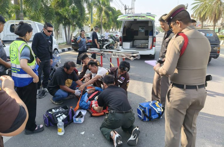 ผกก.สภ.สามพราน เข้าช่วยเหลือลุงขี่จยย.เกิดวูบ ชนท้าย รถกระบะ เจ็บสาหัส