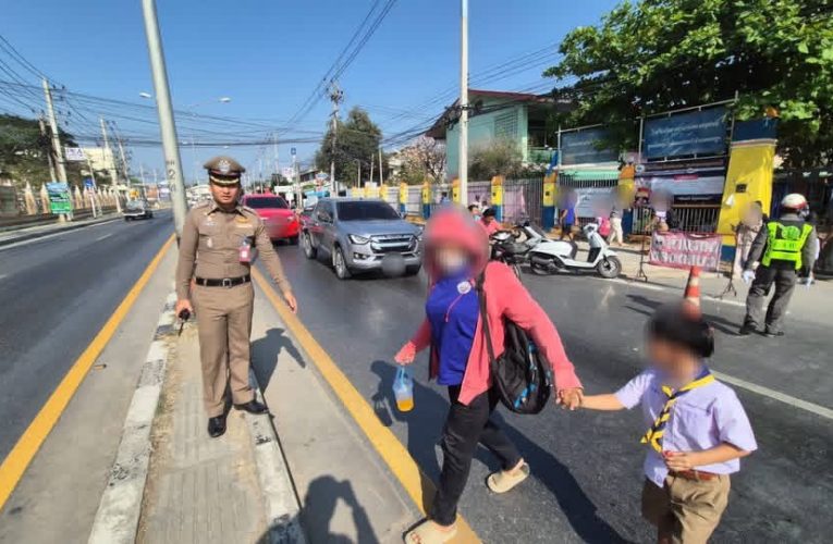 ผกก.สภ.ดอนตูมลงพื้นที่อำนวยการจราจรหน้าโรงเรียนวัดสามง่ามพร้อมตรวจเยี่ยมประชาชนในพื้นที่เพื่อสร้างความมั่นใจให้ประชาชน