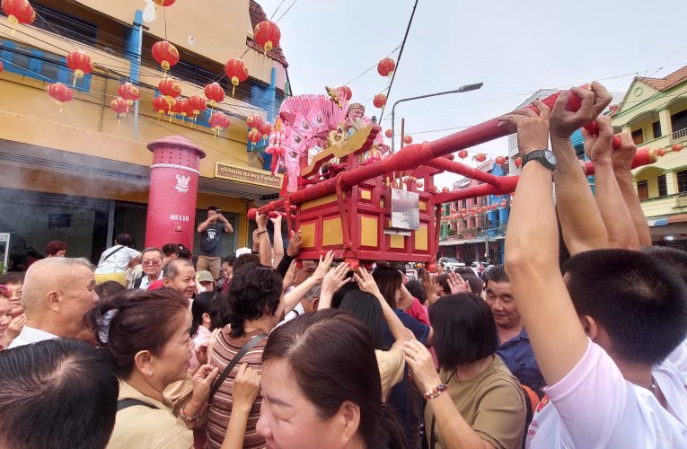 ยะลาเมืองเบตงคึกคักม้า ทรงไทย -มาเลย์ ร่วมแห่พระสมโภชวัดกวนอิมเบตง ประจำปี 69