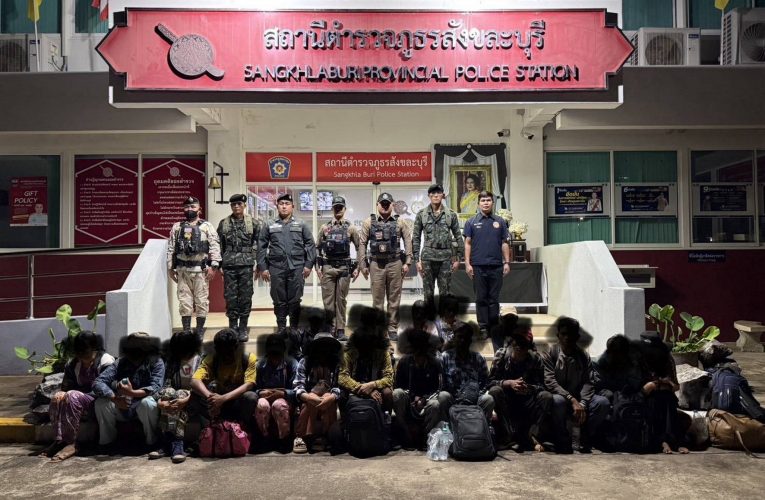กาญจนบุรี คืนเดียวไล่จับแรงงานเถื่อน 2 คดี ผู้ต้องหา 42 คน สารภาพต้องการไปทำงานพื้นที่จังหวัดชั้นในของไทย จ่ายค่าหัวหลักหมื่นขึ้นอยู่กับระยะทาง