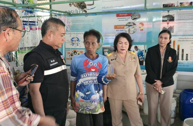 รองนายกฯหัวหิน พร้อมประธานสภาฯ ลงพื้นที่ช่วยเหลือ “ธนาคารปูม้าบ้านตะเกียบ” ซ่อมระบบพลังงานแสงอาทิตย์ ลดต้นทุนการดำเนินงาน