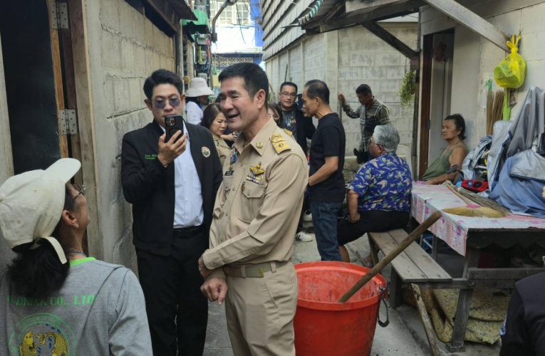 นายกเทศมนตรีเมืองหัวหิน นำทีมผู้บริหารลงพื้นที่ขุดลอกท่อระบายน้ำชุมชนสมอเรียง แก้ปัญหาน้ำเสียและกลิ่นเหม็น