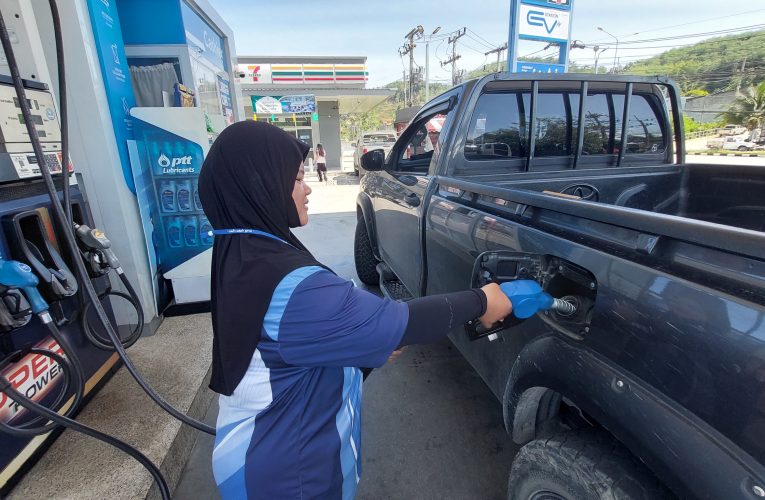 ยะลาชาวเบตงแห่เติมน้ำมันหลังเกิดการสู้รบตะวันออกกลางแนวโน้นยืดเย้อฉุดราคาน้ำมันราคาขยับขึ้นประชาชนแห่เติม