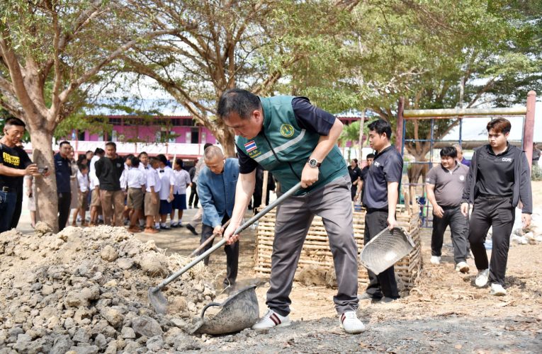 สุพรรณบุรีผู้ว่าสุพรรณบุรีนำเกษตรกรนักเรียนทำปุ๋ยหมักปลุกกระแสไม่เผาเเต่สร้างรายได้