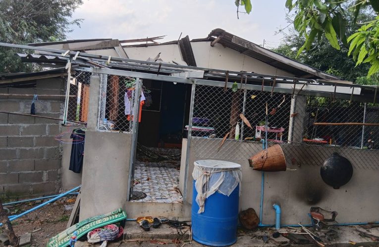 แม่ฮ่องสอน อำเภอแม่สะเรียง เร่งสำรวจและช่วยเหลือราษฎรผู้ประสบวาตภัยในพื้นที่ตำบลบ้านกาศ