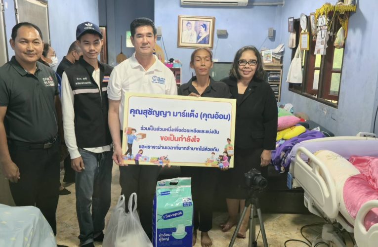 นายกเทศมนตรีนครหัวหินนำทีมจัดทำบัตรประชาชนผู้ป่วยติดเตียง ชุมชนเขาเต่า