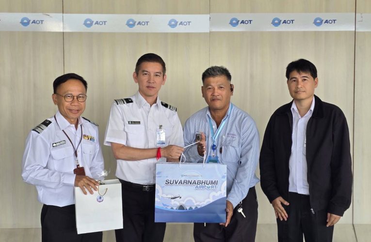 สมุทรปราการ ท่าอากาศยานสุวรรณภูมิชื่นชมผู้ขับขี่รถยนต์รับจ้างสาธารณะ แสดงความซื่อสัตย์ส่งคืนโทรศัพท์มือถือผู้โดยสาร