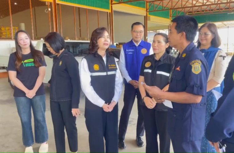 สกลนคร ตรวจสต็อกปุ๋ย พร้อมกำชับห้ามกักตุน ย้ำเกษตรกรระวังกลุ่มรถเร่หลอกขายปุ๋ยปลอม