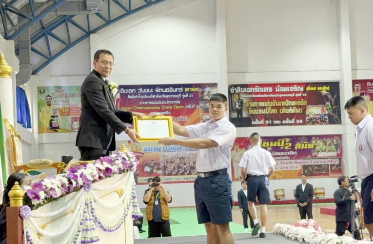 พิธีมอบประกาศนียบัตรนักเรียนชั้นม 6 ที่สำเร็จการศึกษาโรงเรียนกีฬาประจำภาคกลาง