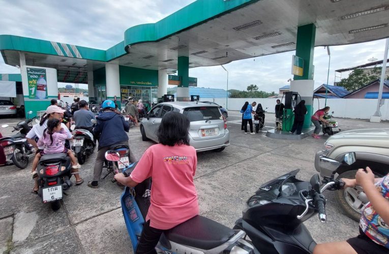 ยะลาดีเซล เบนซิน ขาดตลาด งดใส่แกลลอน แห่เติมจนเกลี้ยงปั๊ม คิวยาวเหยียด ปั๊มหลายแห่งในเบตงหมดตั้งแต่ก่อนเที่ยงพระ ตำรวจสายตรวจ เดือดร้อนหนัก