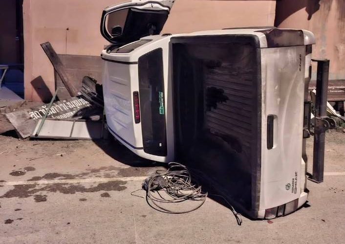 ชัยภูมิกระบะหลับในพุงชนศาลากลางบ้านหวิดพุ่งเข้าบ้านปชช.