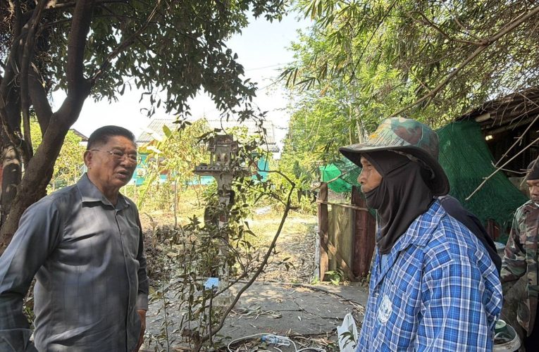 ปทุมธานี คุณลุงสมศักดิ์ขอบคุณด้วยน้ำตาหลังนายก อบต.นำงบส่วนตัวเร่งสร้างบ้านใหม่ให้หลังเพลิงไหม้บ้านหมดตัวไม่มีแม้เงินกินข้าว
