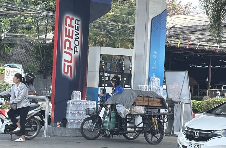 ปี๊มน้ำมัน ปตท ที่เชียงใหม่ เติมน้ำมันเต็มที่ ไม่จำกัด และยังแถมน้ำดื่ม ด้วย ครบ 4 ขวด แลกกาแฟ ชานม อะเมซอน ได้ฟรี 1 แก้ว เติม 500 บาท ได้น้ำ 1 ขวด เติม 1,000 ได้น้ำดื่ม 2 ขวด ครบ 4 แลกชานม กาแฟ ที่ อะเมซอน