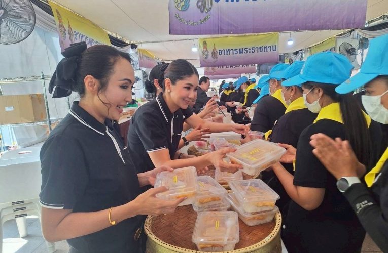 ชมรมแม่บ้านตำรวจทางหลวง พร้อมด้วยข้าราชการตำรวจในสังกัด สถานีตำรวจทางหลวงนครปฐม ร่วมกิจกรรมโครงการ “น้ำพระทัยพระราชทาน”