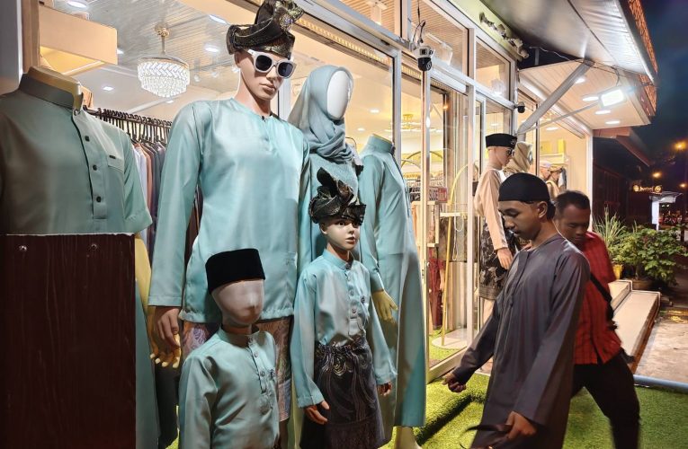 ตลาดแฟชั่น “ฮารีรายออีฎิ้ลฟิตรี” ฮ.ศ.1447 คึกคัก ค่ำยันเช้ามืด มีหลายราคาให้เลือกซื้อ ทั้งผู้มีรายได้น้อยไปจนถึงคนมีฐานะ คาดตลอด 10 วันสุดท้ายเดือนรอมฎอน เงินสะพัดไม่ต่ำกว่า 100 ล้านบาท