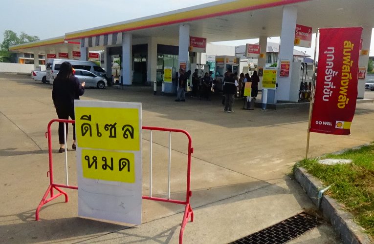 รองผู้ว่าราชการ จ.พิษณุโลก ลงตรวจตามปั๊มน้ำมัน พบน้ำมันดีเซลหมด กำชับให้ติดประกาศสถานะของน้ำมันในแต่ละปั๊มให้ชัดเจน