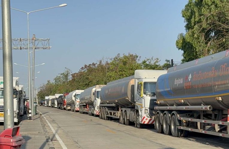 มุกดาหาร สถานการณ์การส่งออกน้ำมันไปลาว ลดน้อยลง