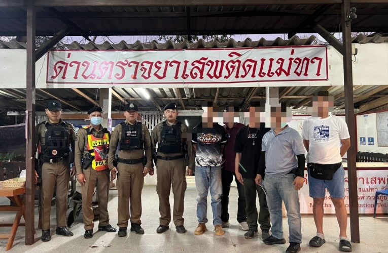 ตำรวจลำพูนเช็กบิลมือปาหินใส่เก๋งพ่อแม่ลูก ก่อนหลบหนีกลับภูมิลำเนา เจอข้อหาหนัก “พยายามฆ่า” ตำรวจตามรวบตัวได้ภายใน 72 ชั่วโมง