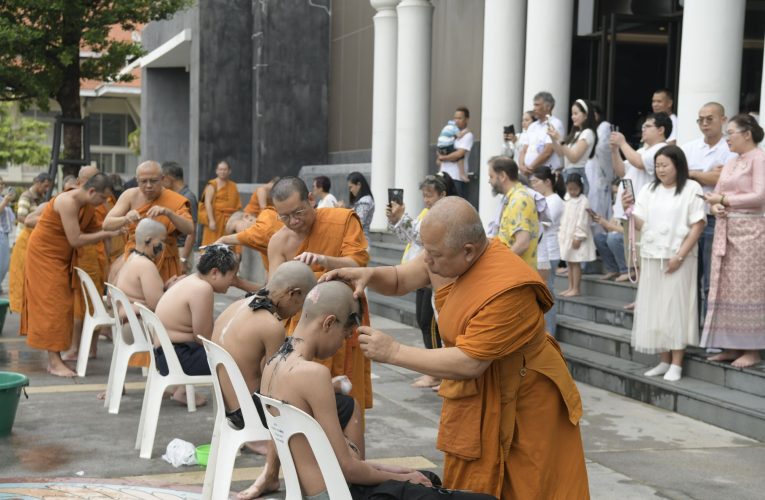 นนทบุรี – จัดพิธีโกนผมว่าที่สามเณร ถวายเป็นพระราชกุศลสมเด็จพระพันปีหลวงฯ